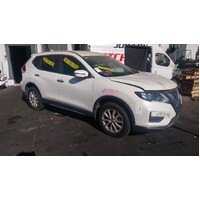 Nissan XTrail T32, Centre Courtesy Light